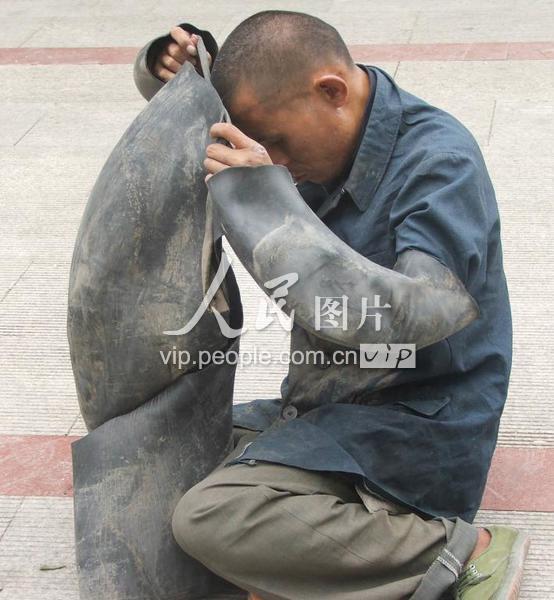 沈阳:目击乞讨者化装行乞全过程-人民图片网