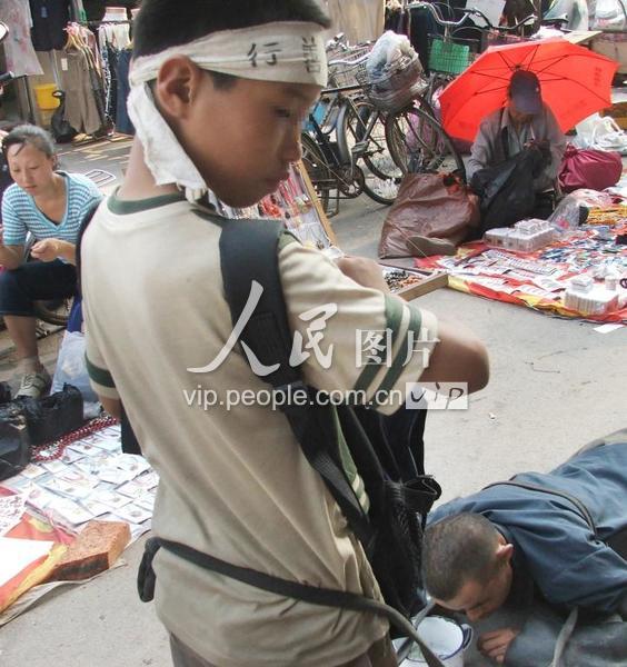 沈阳:目击乞讨者化装行乞全过程-人民图片网