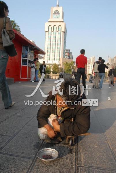 贵阳:街头乞讨多-人民图片网
