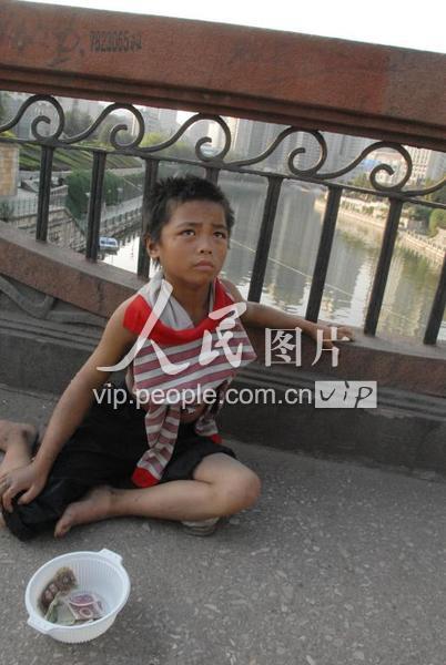 贵阳:街头乞讨多-人民图片网