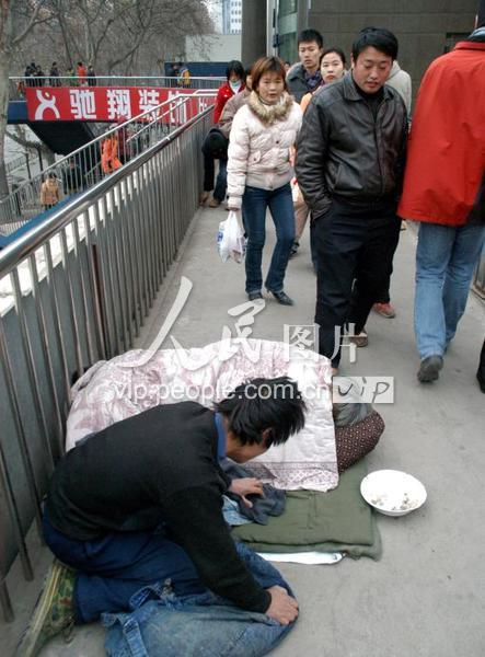 南京:春节即将到 街头乞丐多-人民图片网