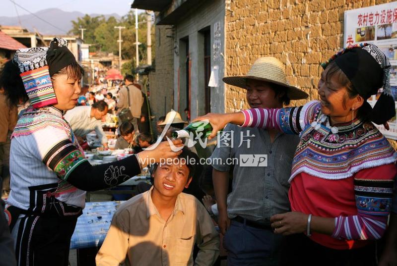 云南元阳彝寨:开摆“长街宴” 喜庆“祭龙日”-人民图片网