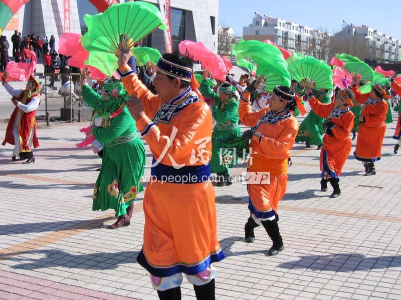 内蒙古通辽城乡秧歌队 中老年舞出科尔沁风采-人民图片网