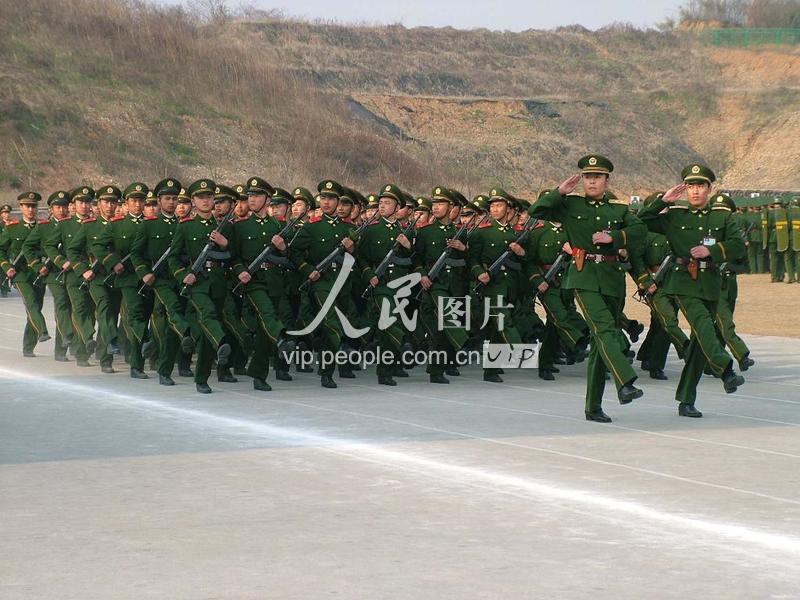 江苏边防总队新兵团举行阅兵分列式和军事科目汇报表演-人民图片网