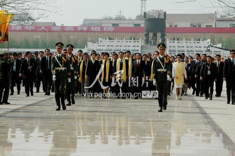 中国国民党荣誉主席连战出席河南新郑拜祖大典-人民图片网