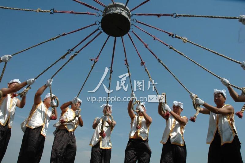 河南孟州黄河河务职工:风景区演练黄河号子-人民图片网