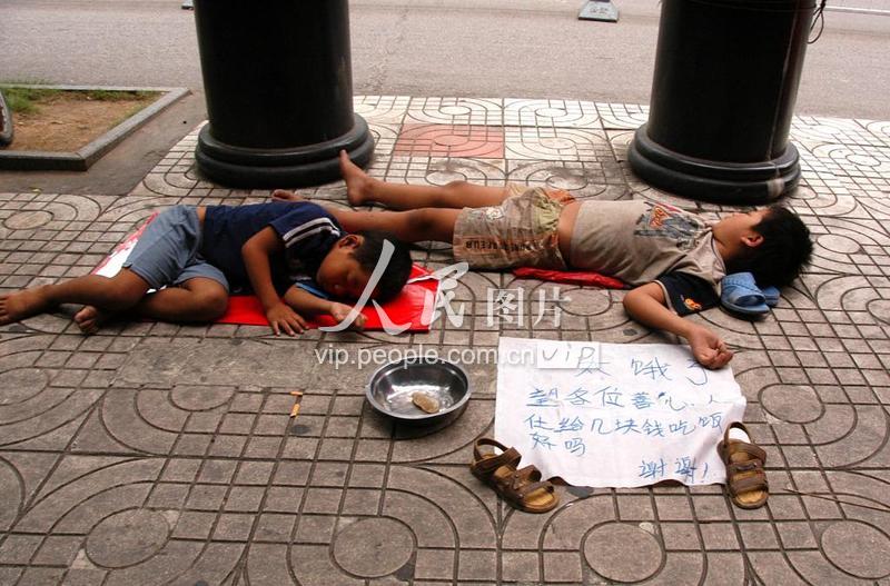 江西赣州:儿童乞讨躺地上-人民图片网