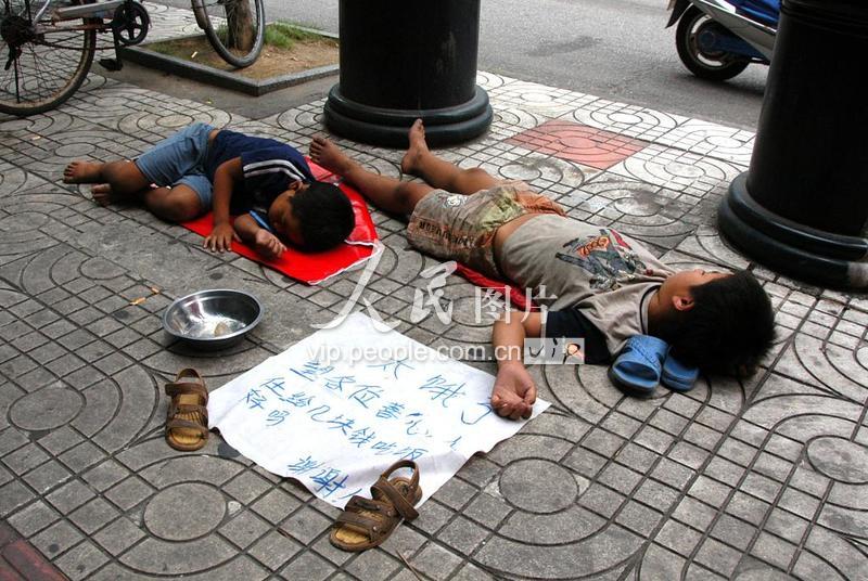江西赣州:儿童乞讨躺地上-人民图片网