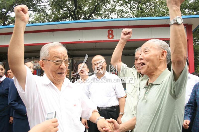 山东临沂:迟浩田 孟良崮上抒壮怀-人民图片网