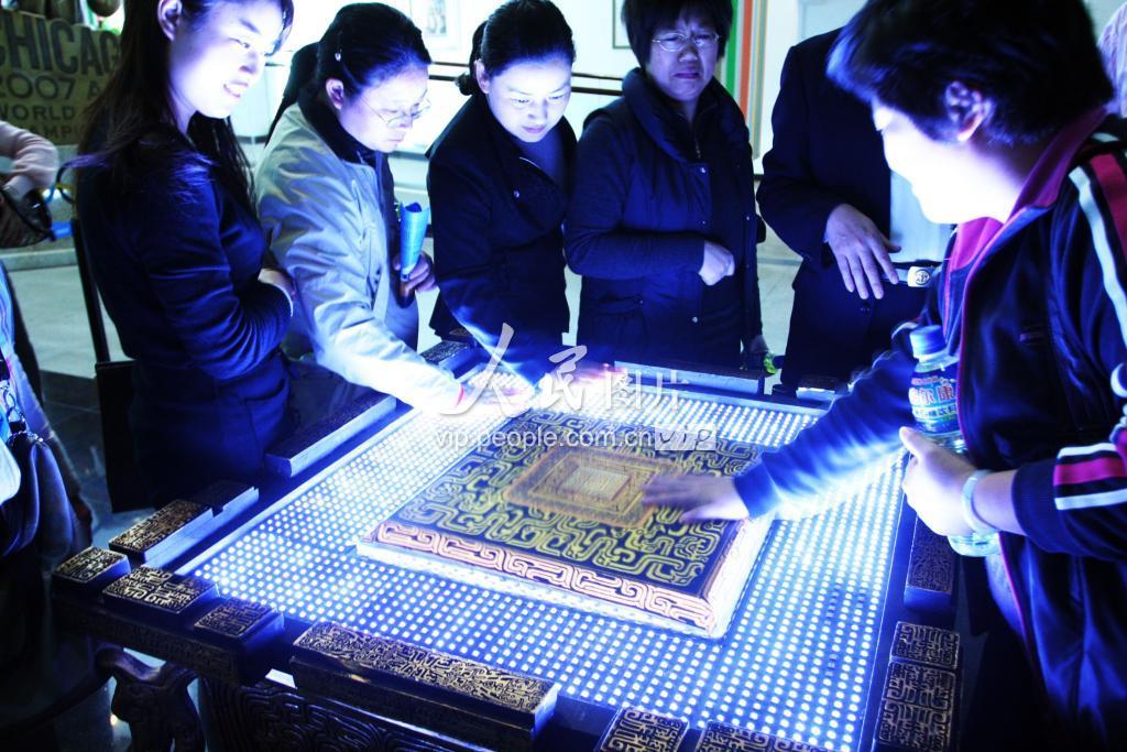 厦门:10个奥运缶即将拍卖 市民最后体验“击缶而歌”-人民图片网