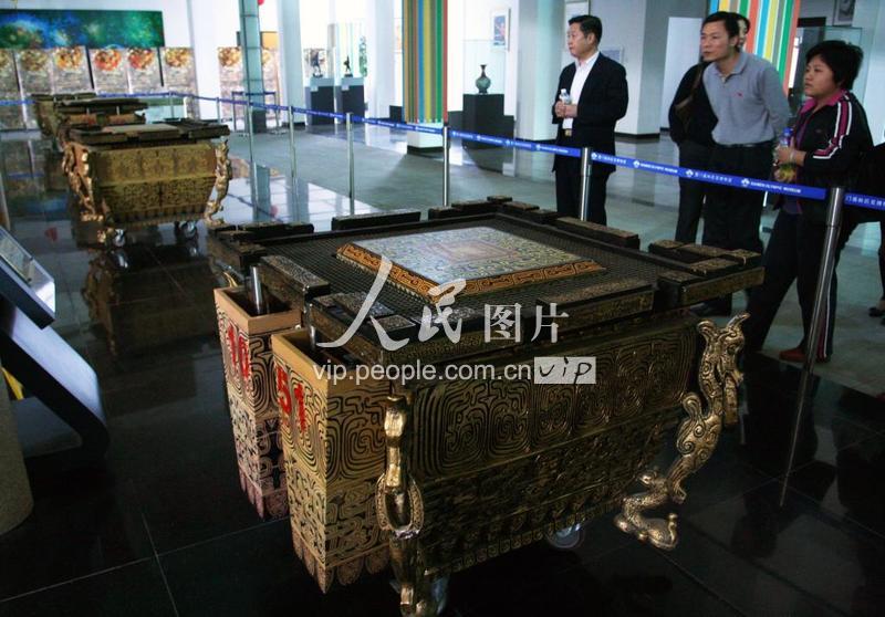 厦门:10个奥运缶即将拍卖 市民最后体验“击缶而歌”-人民图片网