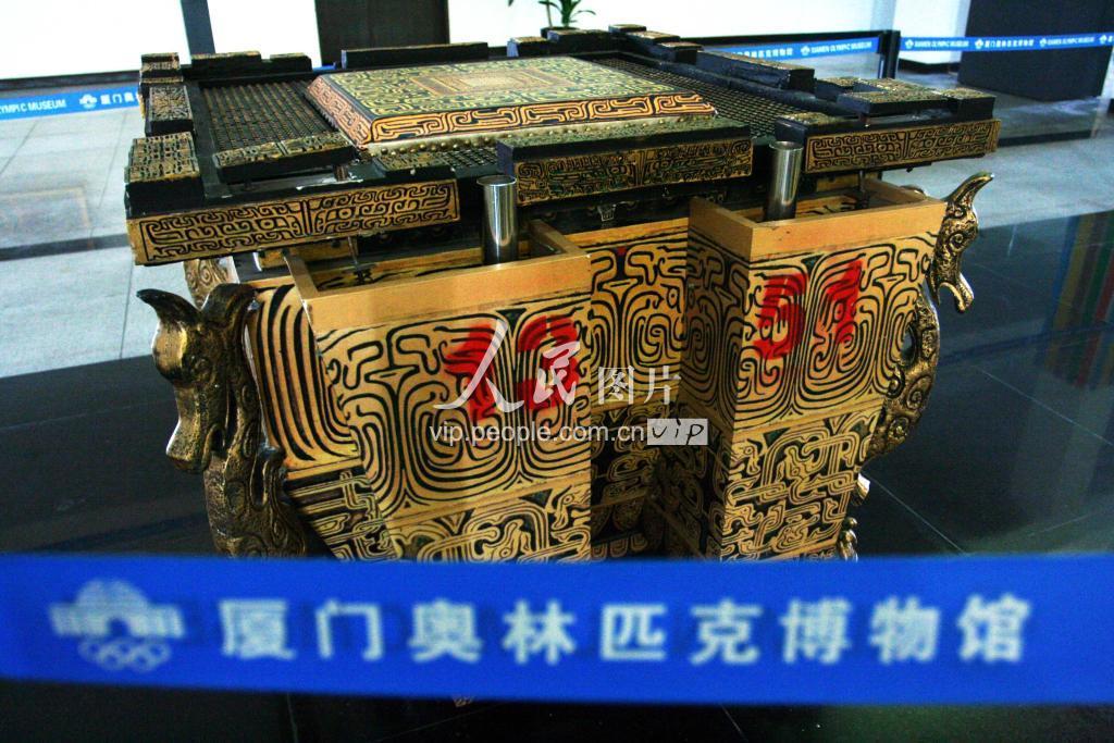 厦门:10个奥运缶即将拍卖 市民最后体验“击缶而歌”-人民图片网