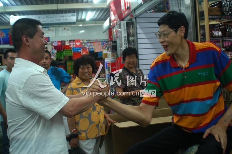 “世界第一高”沈阳开店 亚洲“第一胖”捧场-人民图片网