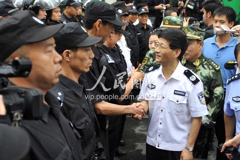 公安部部长孟建柱到乌鲁木齐慰问公安特警-人民图片网
