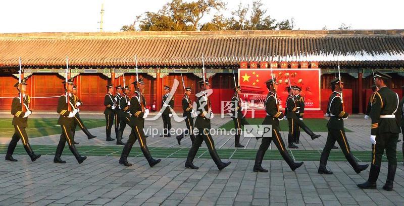 北京：天安门国旗卫士寒风中刻苦训练-人民图片网