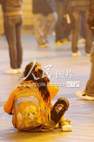 乞讨者的跨年夜-人民图片网