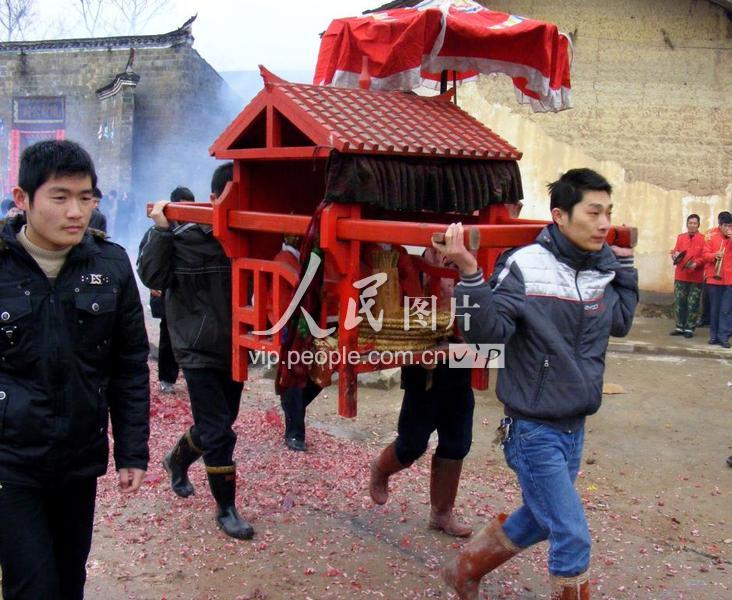 江西瑞金:家族祭祖请“神轿”-人民图片网