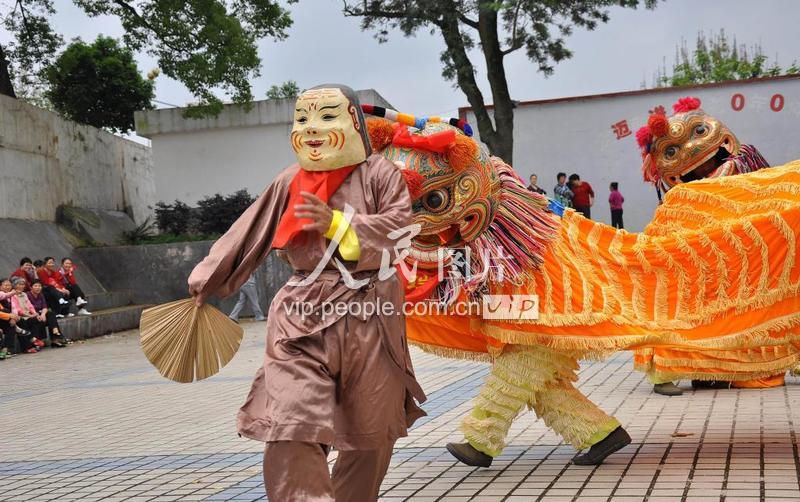 江西定南瑞狮备战上海世博会-人民图片网