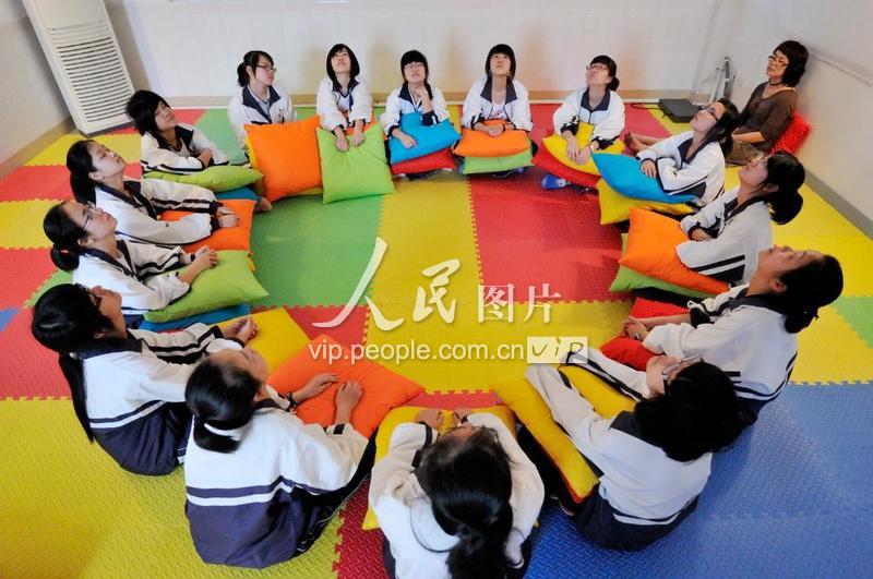 浙江瑞安：放松身心 迎接高考-人民图片网