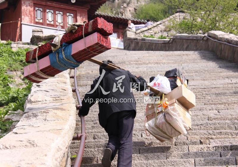 泰山挑夫-人民图片网