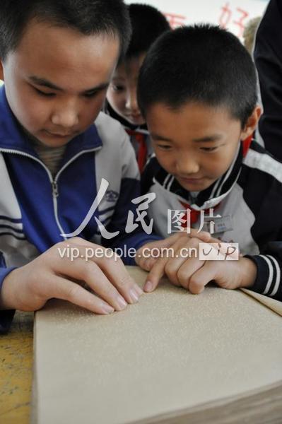 山东滨城:小学生“牵手”残疾儿童-人民图片网