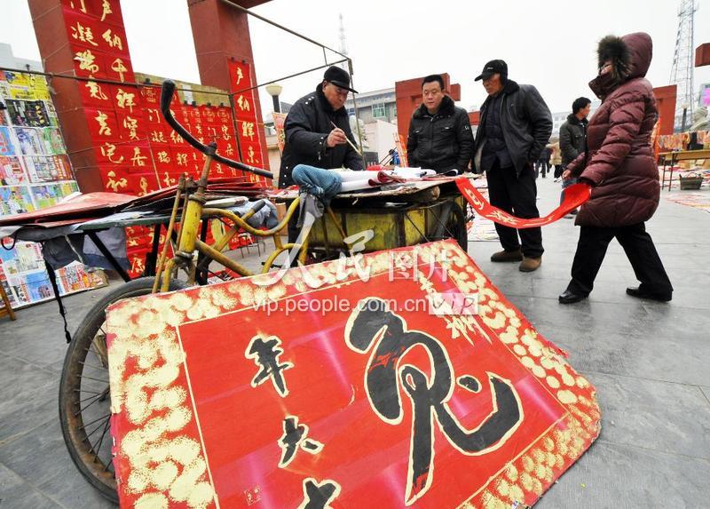 山西万荣:传统特色饰品受青睐-人民图片网