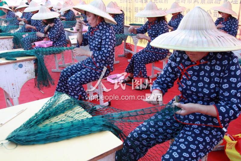 浙江温岭：渔家妇女赛织网-人民图片网