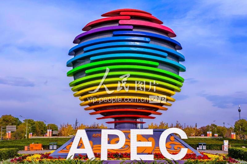 北京市民APEC会标前拍照留念-人民图片网