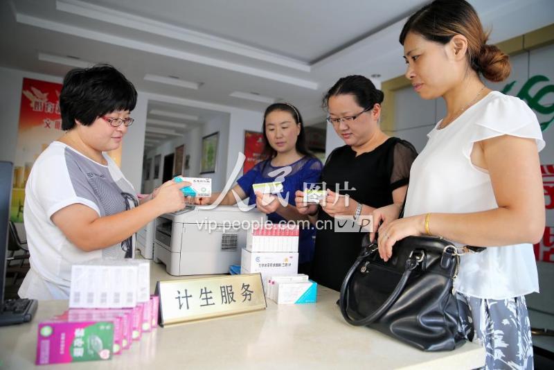 8月13日,合肥市香格里拉居委工作人员在向流动人口免费发放计生用品