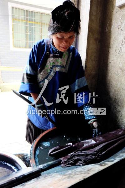 榕江七十二寨侗族蓝靛染布技艺-人民图片网