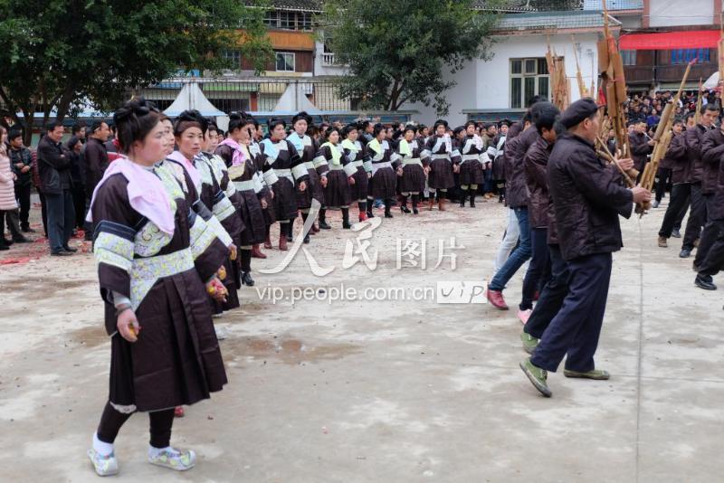 榕江七十二寨侗族蓝靛染布技艺-人民图片网