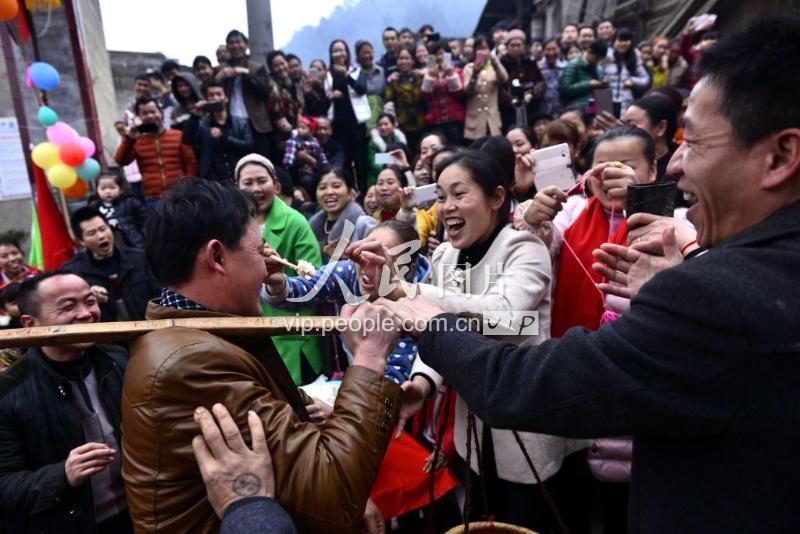 贵州榕江：“姑妈”集体回娘家过大年 -人民图片网