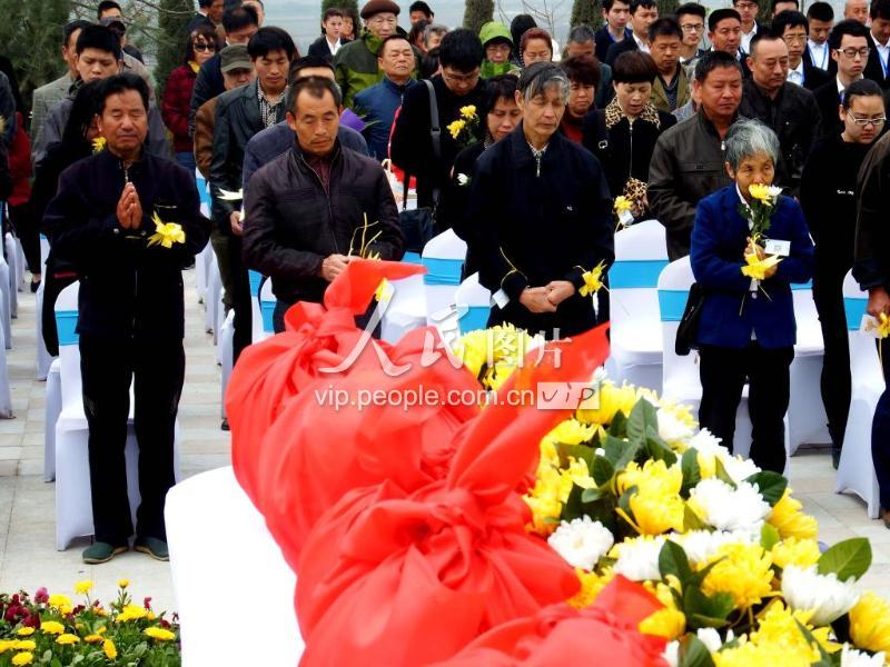 洛阳举行首届生态树葬集体葬礼 -人民图片网