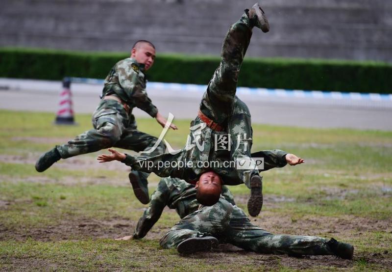 广东边防武警擒敌实用对抗竞赛练硬功-人民图片网