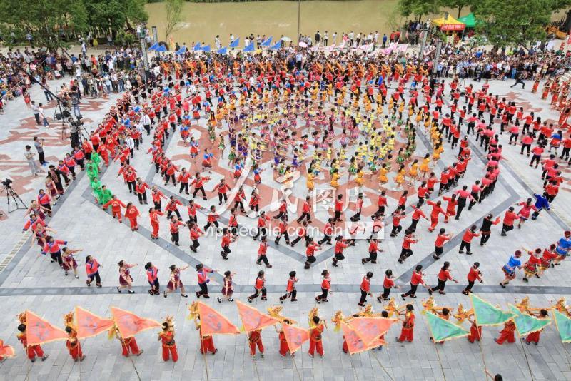 湖南龙山：土家山寨舍巴日-人民图片网
