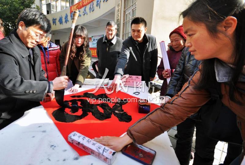 合肥：“大笔王”书法家进社区送春联-人民图片网