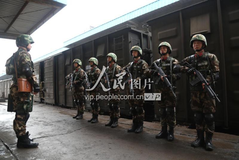 揭秘武警钞票押运兵:“躺”在钱上过日子-人民图片网