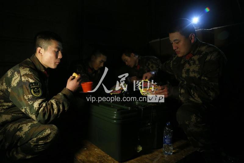 揭秘武警钞票押运兵:“躺”在钱上过日子-人民图片网