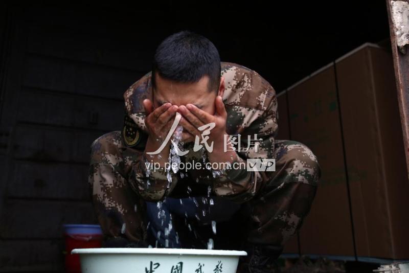 揭秘武警钞票押运兵:“躺”在钱上过日子-人民图片网