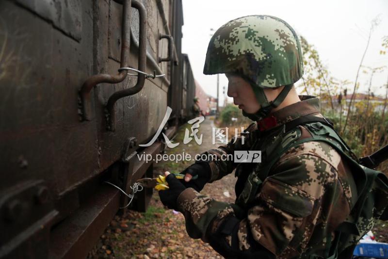 揭秘武警钞票押运兵:“躺”在钱上过日子-人民图片网