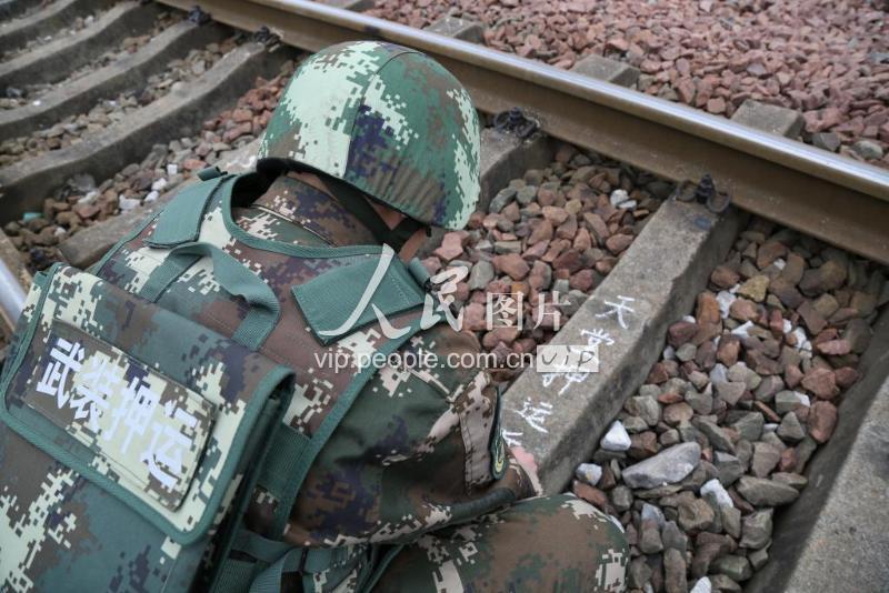 揭秘武警钞票押运兵:“躺”在钱上过日子-人民图片网