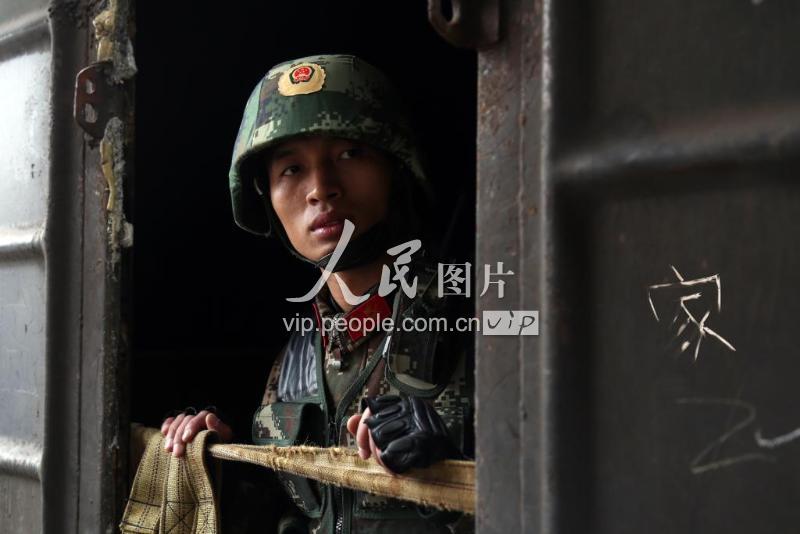 揭秘武警钞票押运兵:“躺”在钱上过日子-人民图片网