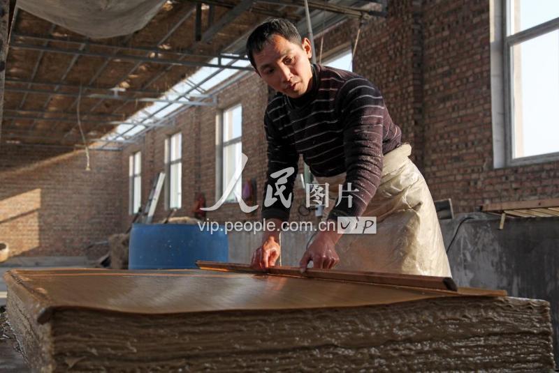 图片故事:“古法造纸”的匠心坚守-人民图片网