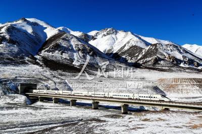 兰新高铁动车通过白雪皑皑的祁连山隧道