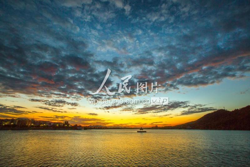 江西都昌现绚丽朝霞-人民图片网