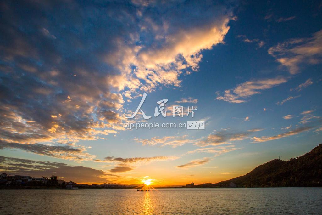 江西都昌现绚丽朝霞-人民图片网