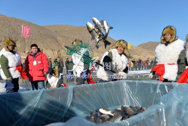 查干湖冬捕亮相呼和浩特-人民图片网