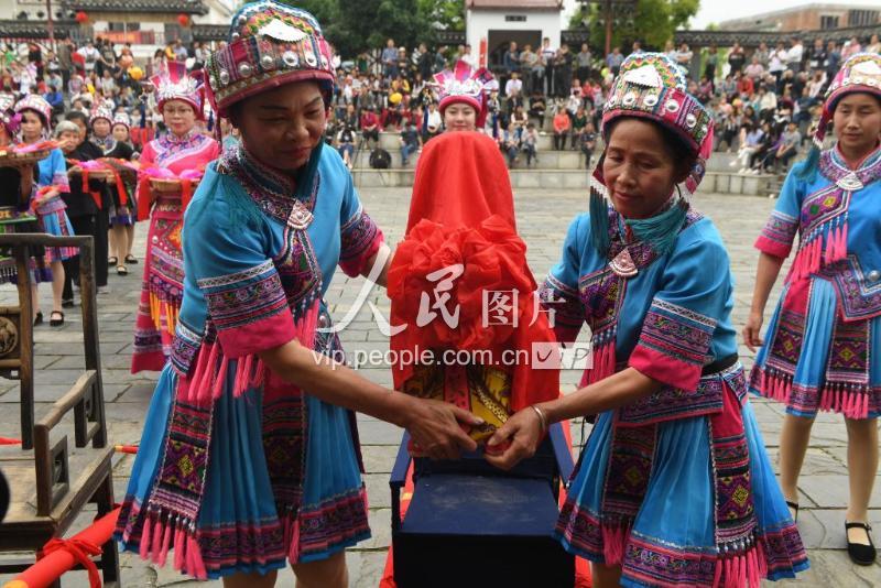 广西罗城：仫佬族同胞祭婆王祈求人丁兴旺-人民图片网