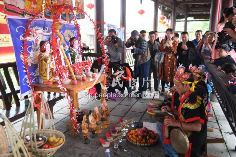 广西罗城：仫佬族同胞祭婆王祈求人丁兴旺-人民图片网