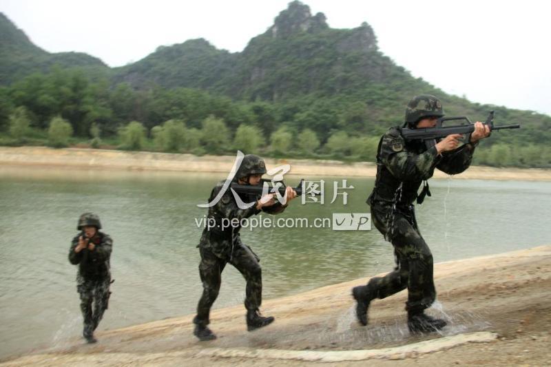 广西:武警侦察兵开展野外侦察训练 锻造过硬基本功-人民图片网